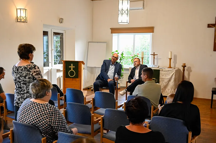 Bürgermeister Bovenschulte und Pastor Hamburg im Gespräch mit ukrainischen Binnenflüchtlingen im Dorf Petrodolina.