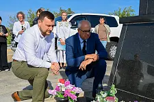 Der stellvertretende Gouverneur der Oblast Odessa, Anton Shalyhaylo (links) und Bürgermeister Bovenschulte am Denkmal für gefallene Soldaten. 