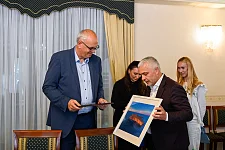 Bürgermeister Andreas Bovenschulte und der Gouverneur der Oblast Odessa, Oleg Kiper. 