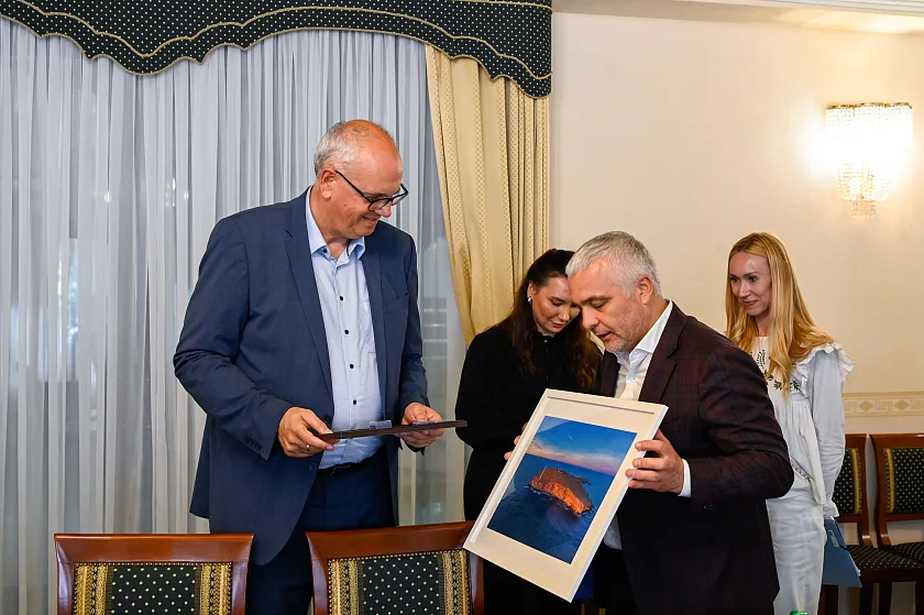 Bürgermeister Andreas Bovenschulte und der Gouverneur der Oblast Odessa, Oleg Kiper. 