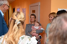 Bürgermeister Bovenschulte im Gespräch mit einer Mutter mit ihrem Säugling in der Kinderklinik.