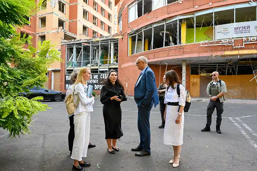 Bürgermeister Andreas Bovenschulte im Gespräch mit Kateryna Marchenko, Direktorin für internationale Beziehungen der Oblast Odessa.