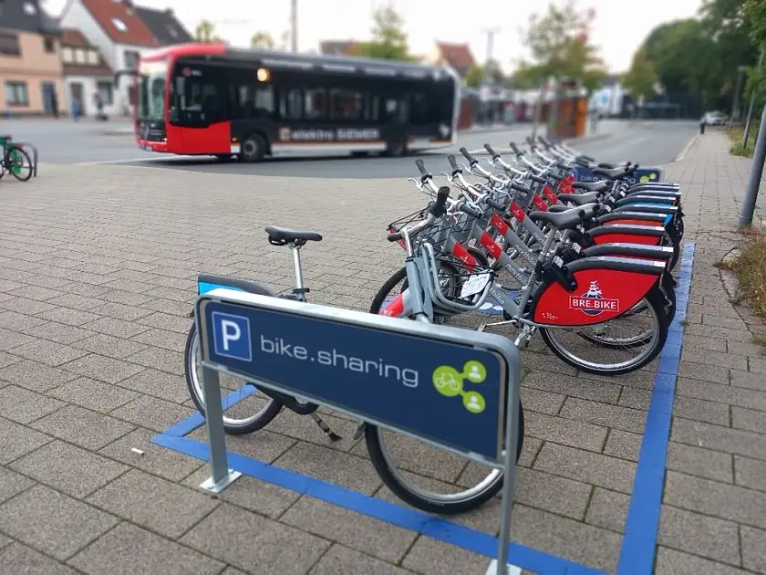 Räder an der Station Huckelriede.
