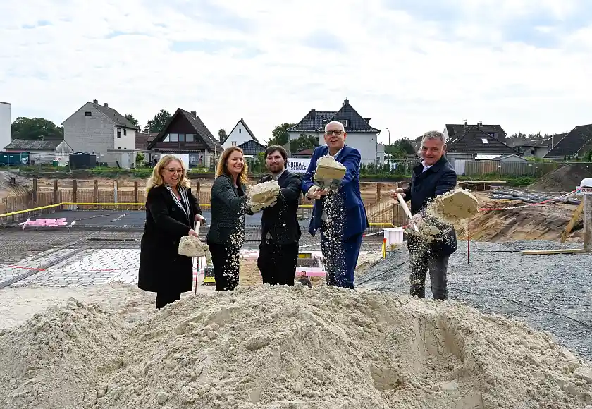 Spatenstich für die Grundschule im Dillener Quartier: Senatorin für Bau, Mobilität und Stadtentwicklung Özlem Ünsal, Imke Tammeus (Schulleitung der Schule im Dillener Quartier), Patrick Müller (Stellvertretender Schulleiter der Schule im Dillener Quartier), Bürgermeister Andreas Bovenschulte  und Bernd Botzenhardt (Vorsitzender Geschäftsführer der Brebau) (v.l.). Foto: Senatspressestelle