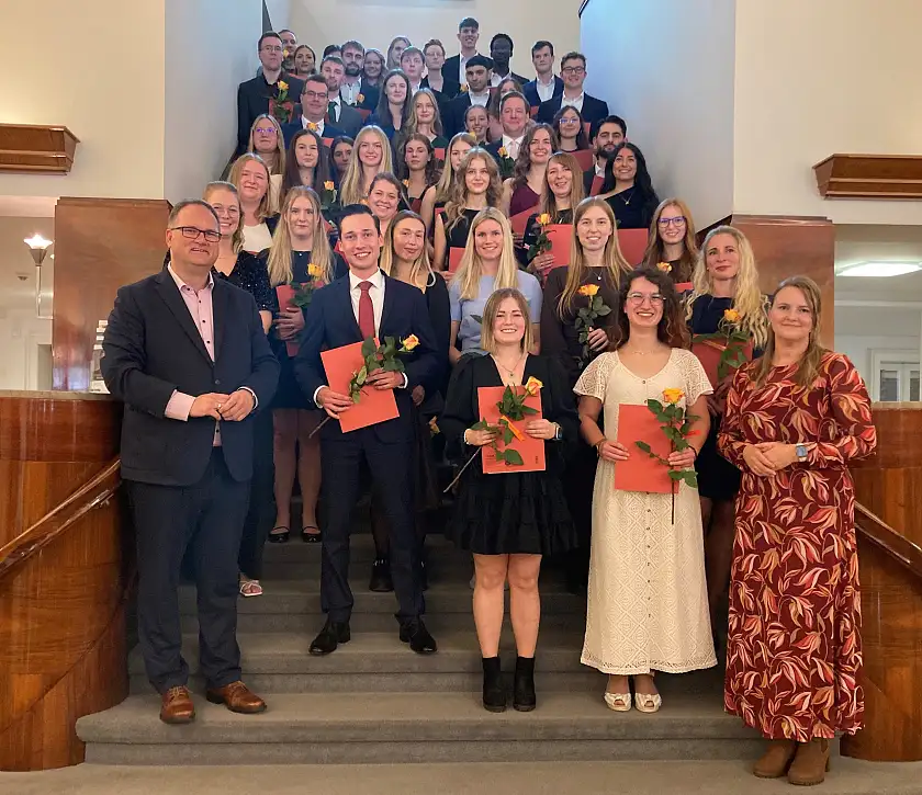 Eingerahmt von Finanzsenator Björn Fecker und Alena Baumgarten aus dem Referat für Personalsteuerung und Ausbildung (links) sowie der stellvertretenden Leiterin der Norddeutsche Akademie für Finanzen und Steuerrecht, Außenstelle Bremen, Stefanie Habermann (rechts): die erfolgreichen Diplom-Finanzwirtinnen und -wirte. 