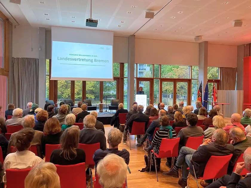 Kulturprogramm im Doppelpack: Zu Beginn der Veranstaltung begrüßte Nancy Böhning, die Bevollmächtigte der Freien Hansestadt Bremen beim Bund, die Gäste in der Bremer Landesvertretung. Foto: Landesvertretung Bremen.