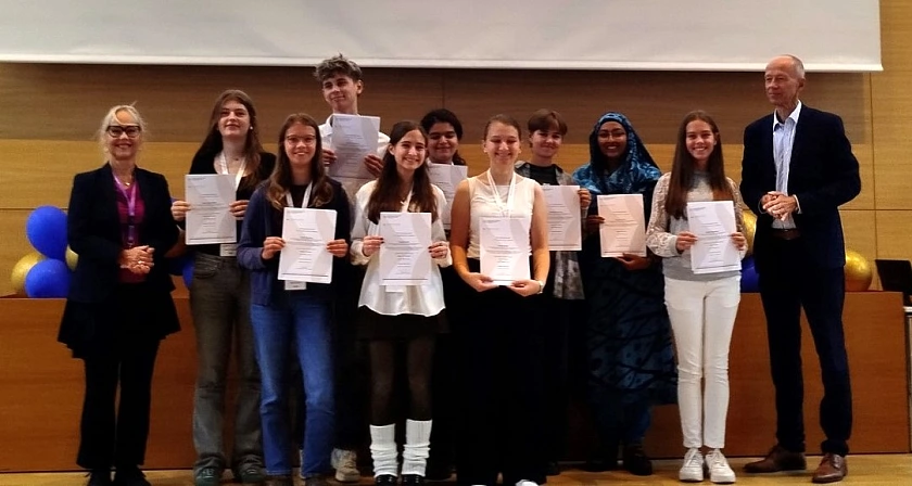 Strahlende Gesichter beim Bundeswettbewerb Fremdsprachen: Die Bremer Preisträgerin Léanne Lehmbecker (zweite von links). Rechts daneben der hessische Staatsminister für Kultus, Bildung und Chancen, Armin Schwarz, sowie die Vorsitzende der Bundesjury, Karina Fricke (ganz links). Foto: Bildung und Begabung.