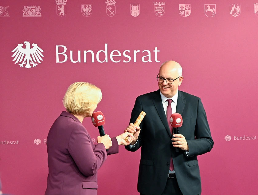 Bundesratspräsidentin Anke Rehlinger hat am 3. Oktober 2025 in Saarbrücken den Staffelstab der Bundesratspräsidentschaft an ihren designierten Nachfolger, den Bremer Bürgermeister Andreas Bovenschulte, übergeben.
