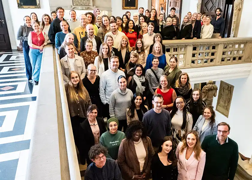 Kinder- und Bildungssenatorin Sascha Karolin Aulepp begrüßt die neuen Lehrkräfte, die seit diesem Jahr die Schulgemeinschaften verstärken.  