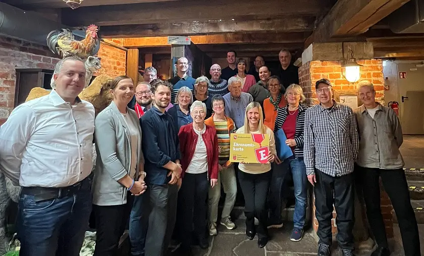 Sozialstaatsrätin Kirsten Kreuzer (mit Ehrenamtskarte) würdigt im Geschichtenhaus Bremerinnen und Bremer, die sich freiwillig engagieren.  