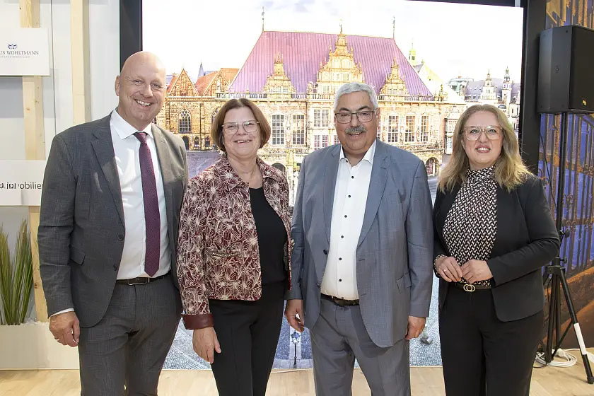 v.l.n.r.: Oliver Rau, Geschäftsführer der WFB Wirtschaftsförderung Bremen GmbH, Kristina Vogt, Senatorin für Wirtschaft, Häfen und Transformation, Melf Grantz, Oberbürgermeister der Stadt Bremerhaven und Özlem Ünsal, Senatorin für Bau, Mobilität und Stadtentwicklung, eröffnen den Gemeinschaftsstand des Landes Bremen auf der Expo Real 2025.