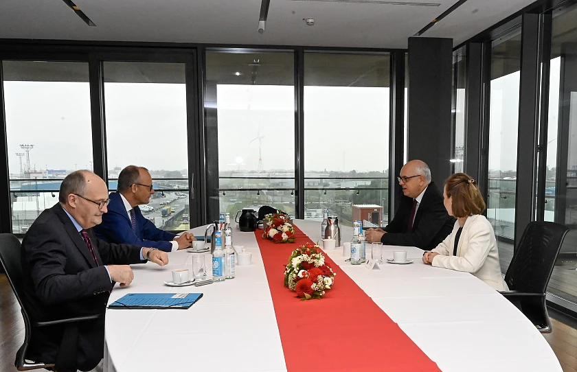 Beim Gespräch vor der Senatssitzung (von links): Staatsminister Michael Meister (Bundeskanzleramt), Bundeskanzler Friedrich Merz, Bürgermeister Andreas Bovenschulte und die Bremer Bevollmächtigte beim Bund und für Europa, Staatsrätin Nancy Böhning. 