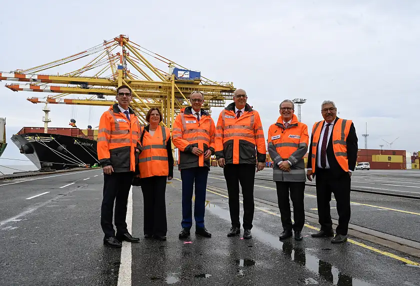 Besuch auf der Containerkaje (von links): BLG-Vorstandschef Matthias Magnor, Hafensenatorin Kristina Vogt, Bundeskanzler Friedrich Merz, Bürgermeister Andreas Bovenschulte, BLG-Vorstandsmitglied Michael Blach und Bremerhavens Oberbürgermeister Melf Grantz. 