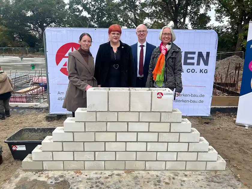 Bei der Grundsteinlegung (von links): Janet Blossat und Kathy Kramer (Kitaleitung Beim Sattelhof); Uwe Kathmann (Geschäftsführer KiTa-Bremen) und Uta Kummer (Geschäftsführerin Immobilien Bremen). 