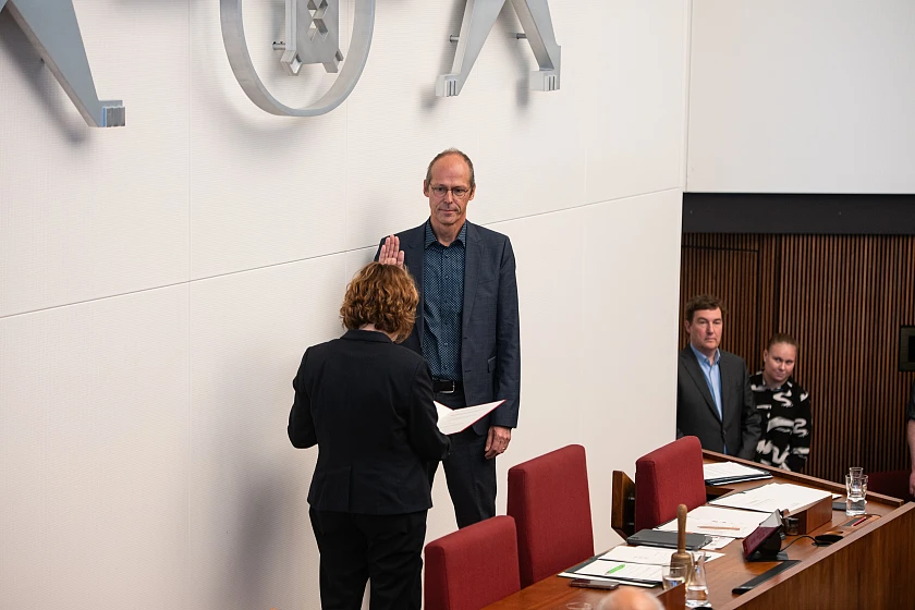 Senator Mark Rackles bei seinem Eid vor der Präsidentin der Bremischen Bürgerschaft, Antje Grotheer, nach der erfolgreichen Wahl.