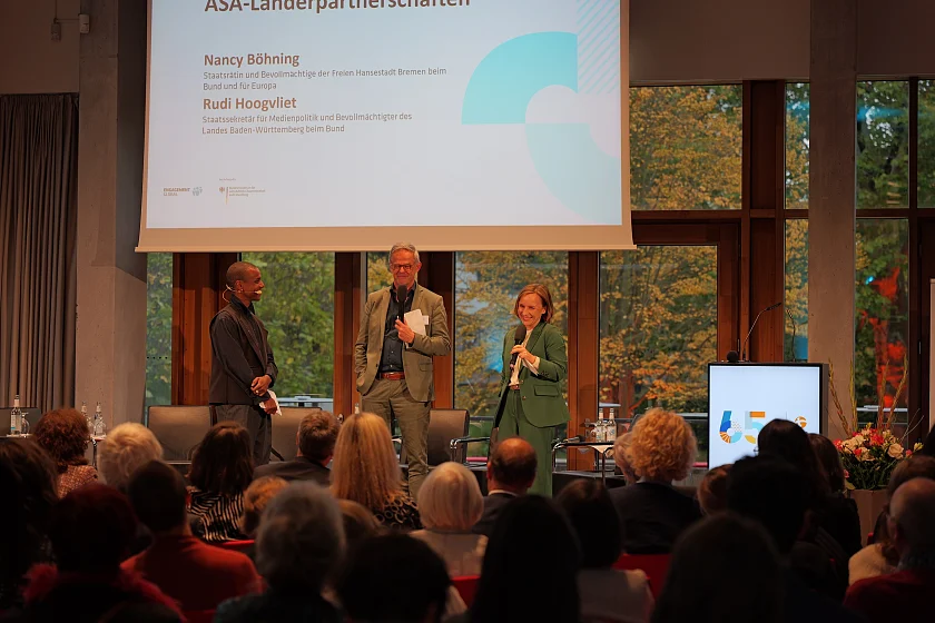 Im guten Austausch (von links):l. Tarik Tesfu (Moderator), Rudi Hoogvliet (Bevollmächtigter des Landes Baden-Württemberg) und Nancy Böhning, Staatsrätin für Internationale Kooperationen und Entwicklungszusammenarbeit und Bevollmächtigte des Landes Bremen beim Bund und für Europa. 