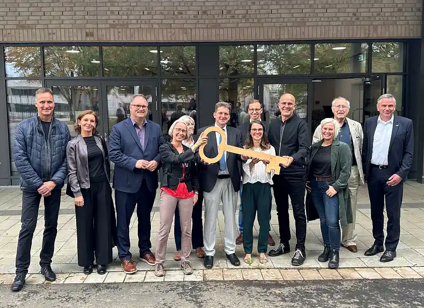 Haben mit der Schlüsselübergabe für den Kaisen Campus allen Grund zur Freude (von links): Hagen Prellberg von Immobilien Bremen (IB), Jola Buschermöhle, Projektleiterin bei IB, Finanzsenator Björn Fecker, IB-Geschäftsführerin Uta Kummer, Bettina Müller-Herling, stellvertretende Schulleiterin der Wilhelm-Kaisen-Oberschule, Oliver Seipke, Schulleiter der Wilhelm-Kaisen-Oberschule, Claudia von Zmuda, Schulleiterin der Helene-Kaisen-Grundschule, Manuel Haug, Leiter des Zentrums für unterstützende Pädagogik an der Wilhelm-Kaisen-Oberschule, Udo Stoessel (Senatorin für Bildung), Silke Wulfestieg, stellvertretende Schulleiterin der Helene-Kaisen-Grundschule, Volkwin Marg (gmp Architekten) und Henning Thies (Ed. Züblin AG).