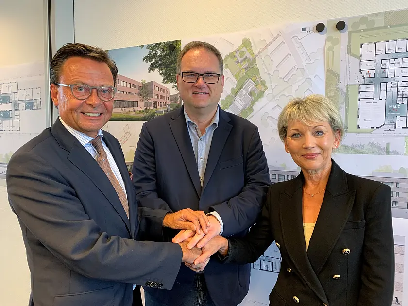 Haben die Verträge für den Neubau der Georg-Droste-Schule und des Regionalen Beratungs- und Unterstützungszentrums Ost unterzeichnet (von links): Tim Reiners (Geschäftsführer August Reiners GmbH), Finanzsenator Björn Fecker und Kerstin Brockmüller (Abteilungsleiterin Projektsteuerung Bau bei Immobilien Bremen). 