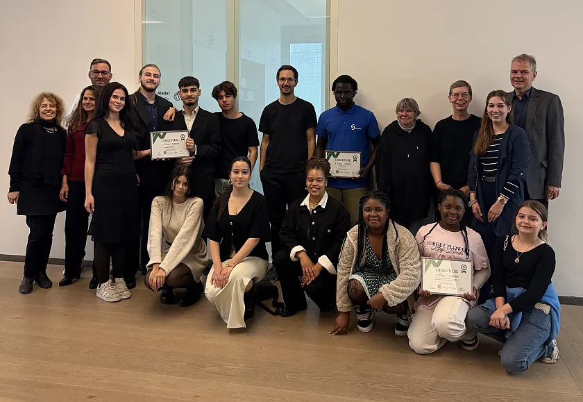 Die Gewinnerinnen und Gewinner des Engagementpreises 2025 mit Abteilungsleiter Rolf Diener (2. Reihe, r.) in der Kunsthalle. 