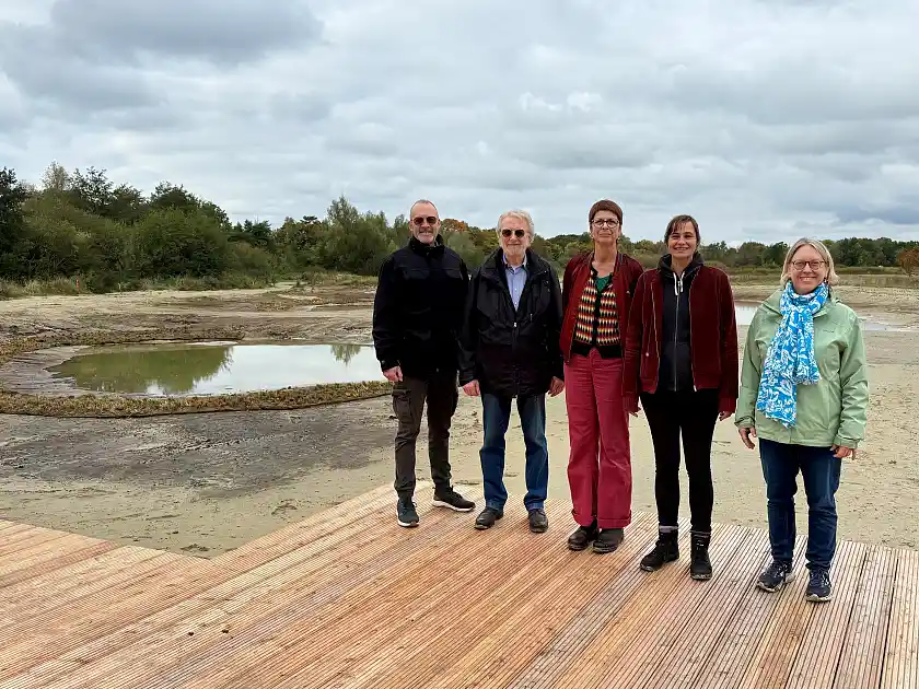 Freuen sich, dass der Park links der Weser wieder für Besucherinnen und Besucher freigegeben wird (v.l): Ortsamtsleiter Christian Schlesselmann, Gerd Grelle vom Verein Park links der Weser e.V., Christine Nußbaum und Miriam Fanigliulo beide von der Haneg und Rahel Jordan vom Umweltressort.  