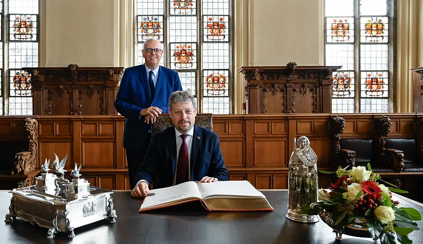 Eintrag in das Goldene Buch der Freien Hansestadt Bremen: Der Botschafter der Republik Belgiens, Piet Heirbaut, und Bürgermeister Andreas Bovenschulte. 