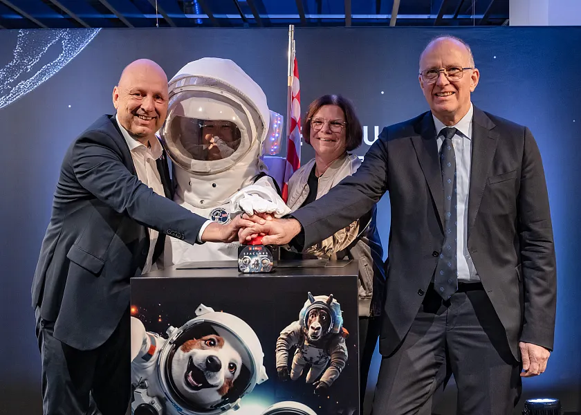 Ready for Liftoff (von links): Oliver Rau (WFB Wirtschaftsföderung Bremen GmbH), das Maskottchen des Space Hubs, Kristina Vogt (Senatorin für Wirtschaft, Häfen und Transformation), und Marco R. Fuchs (Vizepräsident des Bundesverbands der Deutschen Luft und Raumfahrtindustrie e.V. und Vorstandsvorsitzender von OHB SE) beim offiziellen Start der interaktiven Raumfahrtausstellung. 