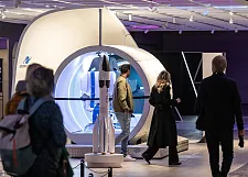 Neben der interaktiven Ausstellung gibt es Kurzvorträge rund um das Thema Raumfahrt und Führungen mit Informationen zu den Exponaten. 