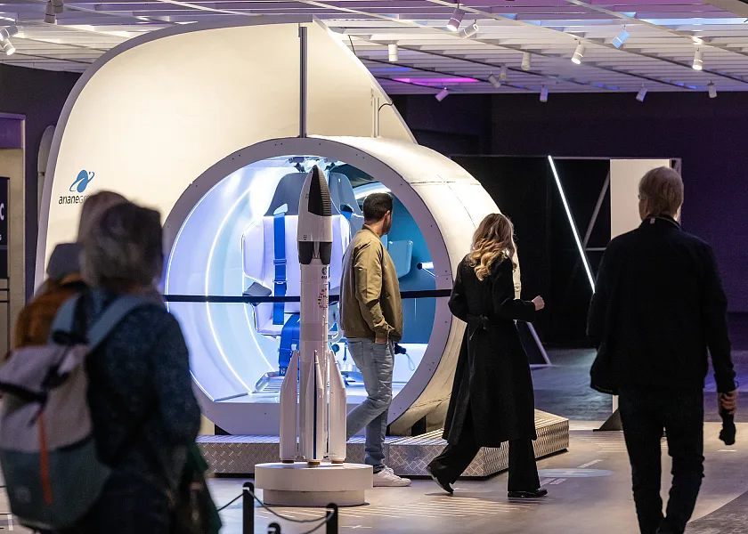 Neben der interaktiven Ausstellung gibt es Kurzvorträge rund um das Thema Raumfahrt und Führungen mit Informationen zu den Exponaten. 