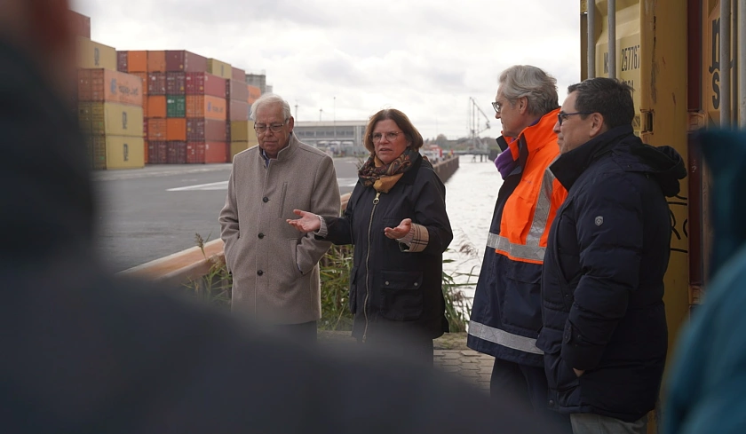 Senatorin Kristina Vogt gemeinsam mit Dieter Kanning von der Friedrich Tiemann GmbH & Co. (links) sowie bremenports Geschäftsführer Robert Howe und Ian Petri (Diersch & Schröder GmbH & Co. KG) bei der offiziellen Eröffnung der neuen Kaje.  