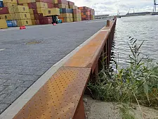 230 Meter schnurgerade am Hafenbecken des Kalihafens entlang zieht sich die neue Kaje. 