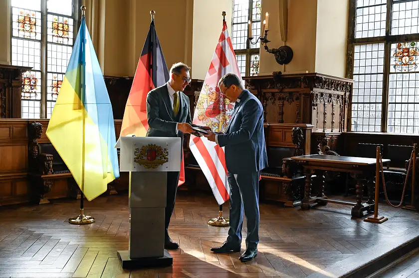 Oleksii Makeiev, Botschafter der Ukraine in Deutschland, überreicht Jan-Oliver Buhlmann den Orden. Foto: Senatspressestelle