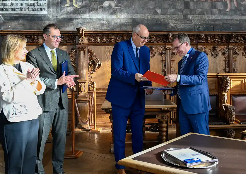 Bürgermeister Bovenschulte überreicht Jan-Oliver Buhlmann die Urkunde zur Ernennung zum Honoarkonsul der Ukraine. Daneben Iryna Tybinka, Generalkonsulat der Ukraine in Hamburg, und Oleksii Makeiev, Botschafter der Ukraine in Deutschland. Foto: Senatspressestelle 