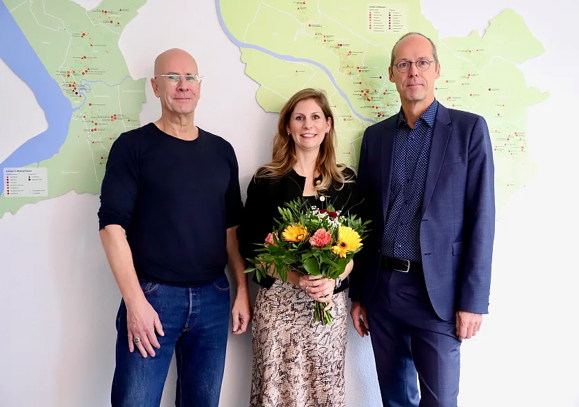 Jennifer Müller-Wilckens erhielt ihre Ernennungsurkunde zur Kinder-Staatsrätin von Kinder- und Bildungssenator Mark Rackles (rechts). Das Team vervollständigt Bildungs-Staatsrat Torsten Klieme. 