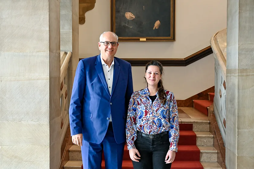 Die neue Präses der Bremischen Evangelischen Kirche, Maria Esfandiari, und Bürgermeister Andreas Bovenschulte. 