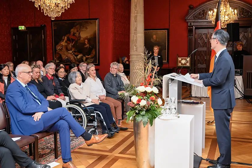 Zur Verleihung des Verdienstkreuzes an Professorin Younghi Pagh-Paan war auch der Botschafter der Republik Korea, Lim Sang-beom, gekommen.