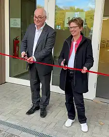 Arbeitssenatorin Dr. Claudia Schilling und André Vater, Vorsitzender des Kuratoriums der Stiftung Maribondo da Floresta, bei der Eröffnung von Bremens erstem Wohnheim für Auszubildende. 