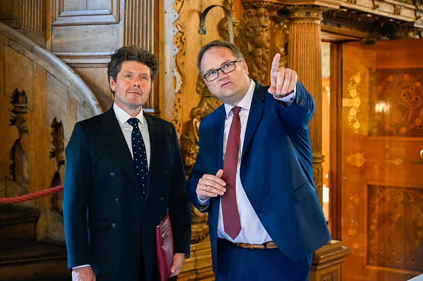 Bürgermeister Björn Fecker (rechts), erläutert dem tschechischen Botschafter Jiri Cistecky Details der Oberen Rathaushallte. 