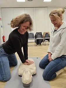 Künftig lehren Lehrkräfte Herzdruckmassage an Bremer Schulen. In dieser Woche haben die ersten Fortbildungen für Lehrkräfte stattgefunden.