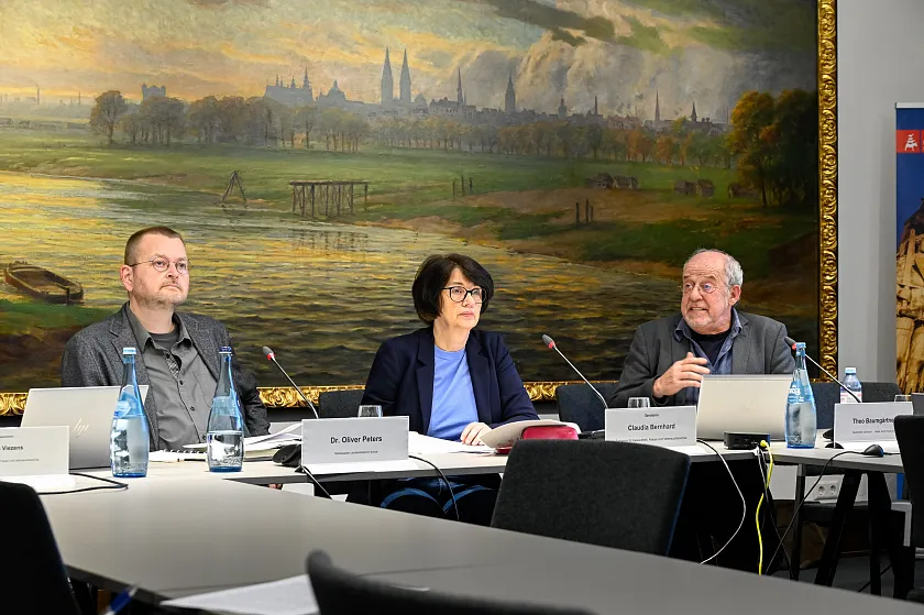 Stellten die Schulbus-Studie vor (von links): Oliver Peters (Landesinstitut für Schule), Gesundheitssenatorin Claudia Bernhard und Studienleiter Theo Baumgärtner. 