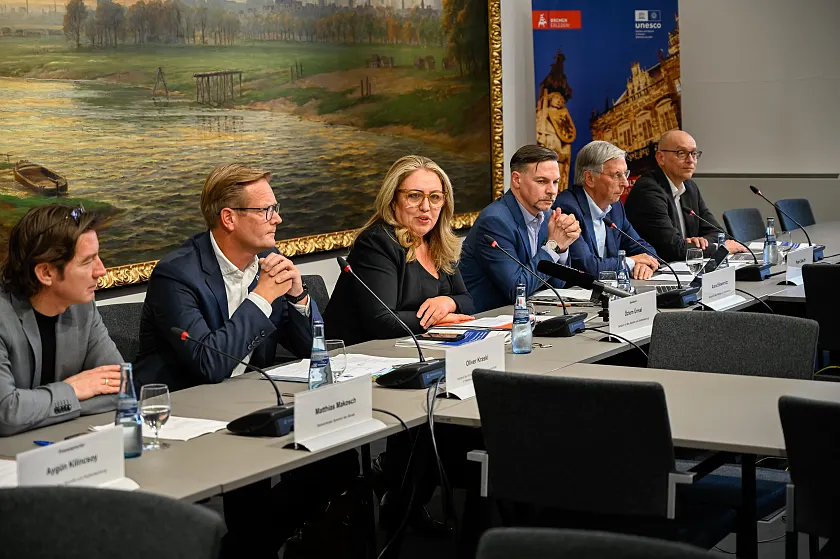 Bausenatorin Özlem Ünsal und weitere Beteiligte der Senatskommission Wohnungsbau bei der Pressekonferenz. 