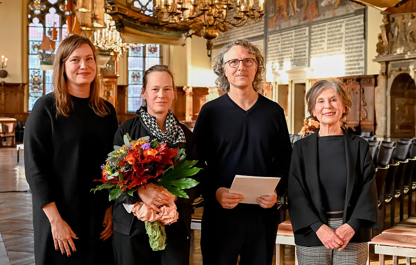 Bei der Preisverleihung (v.l.n.r.): Mirjam Verhey (Kustodin des Gerhard-Marcks-Hauses), die Ausgezeichneten Heike Mutter und Ulrich Genth sowie Rose Pfister (Vorstand Stiftung Bremer Bildhauerpreis). 