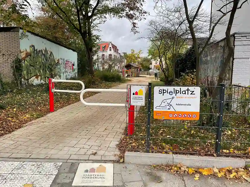 Der neugestaltete Zugang zum Spielplatz Adelenstraße