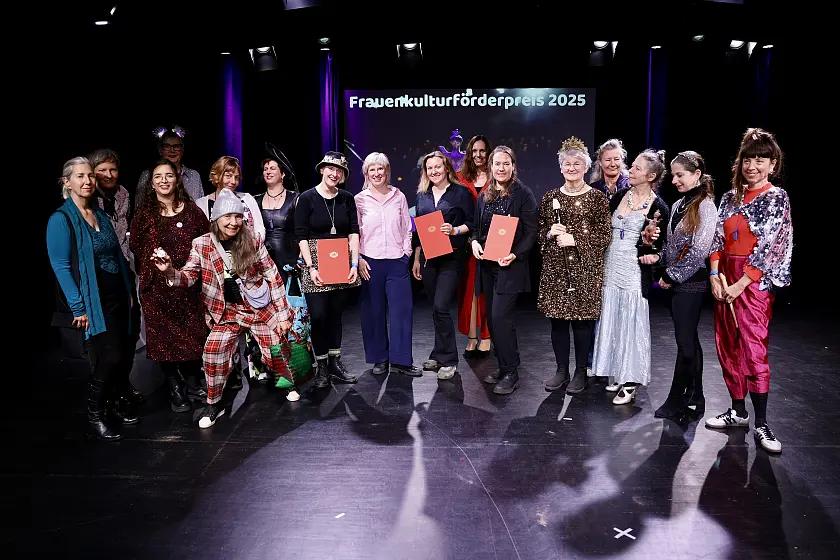 Die Finalistinnen mit Urkunden bei der Preisverleihung: Mitte links: Eva Matz, Anke Königschulte und Andrea Rösler (beide Musikszene Bremen e.V.), Norah Limberg (GEDOK). Außen: Künstlerinnen vom Künstlerinnenverband Bremen GEDOK. 2. Reihe Mitte: Moderatorin Ilona Herbrig (Kulturressort). Die Finalistinnen mit Urkunden bei der Preisverleihung: Mitte links: Eva Matz, Anke Königschulte und Andrea Rösler (beide Musikszene Bremen e.V.), Norah Limberg (GEDOK). Außen: Künstlerinnen vom Künstlerinnenverband Bremen GEDOK. 2. Reihe Mitte: Moderatorin Ilona Herbrig (Kulturressort).