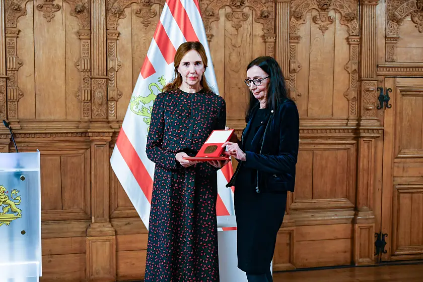 Der verstorbene Generalintendant des Theater Bremen, Prof. Michael Börgerding, hat im Bremer Rathaus posthum die Senatsmedaille für Kunst und Wissenschaft verliehen bekommen. Seine Frau Elisabeth Börgerding nahm die Ehrung von Carmen Emigholz, Staatsrätin für Kultur und Aufsichtsratsvorsitzende des Theater Bremen, entgegen.