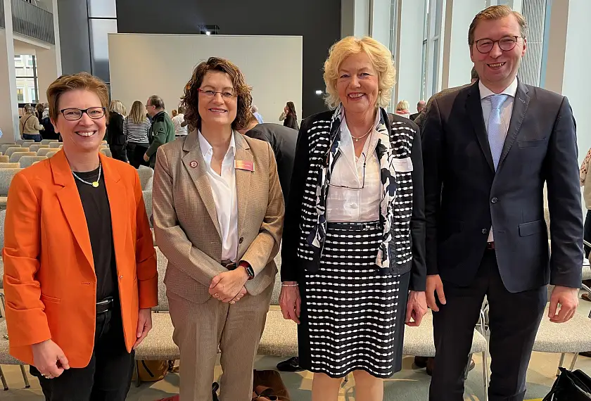 Justizsenatorin Claudia Schilling, Bürgerschaftspräsidentin Antje Grotheer, Vorsitzende des DVS Niedersachsen / Bremen Anita Schröder-Klein und Sebastian Neutze, Referatsleiter im Niedersächsischen Justizministerium (v.l.n.r.) beim Schöffentag 2025. 