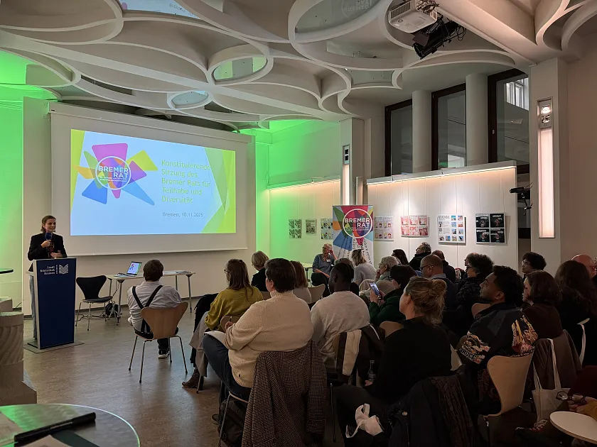 Integrationsbeauftragte Nadezhda Milanova begrüßte den neuen Bremer Rat bei seiner ersten Sitzung im Wallsaal der Stadtbibliothek. 