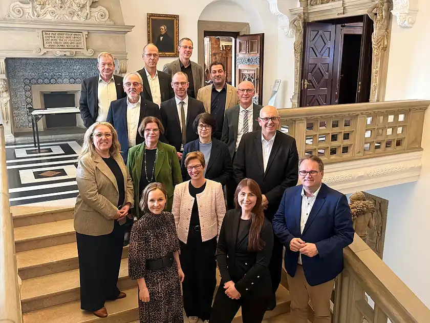 Der Senat und die Vertreterinnen und Vertreter der Handwerkskammer. 