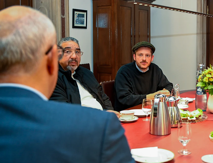 Kurt Tallert (re.) beschreibt Bürgermeister Andreas Bovenschulte (li.) von seinem von den Nazis als Halbjude verfolgten Vater und seinem Buch Spur und Abweg.  In der Mitte Marcus Reichert vom Bremer Sinti-Verein.