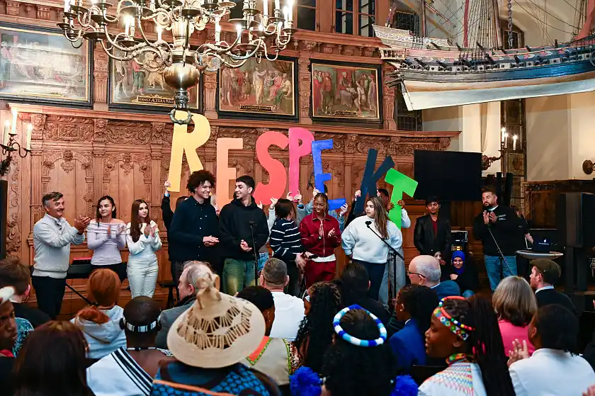 Schülerinnen und Schüler der Oberschule an der Koblenzer Straße eröffnen mit ihrem Resepektsong die Nacht der Jugend. 