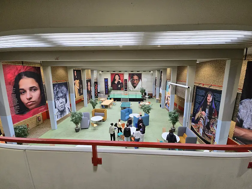 Die Ausstellung in der Aula des Schulstandorts Delmestraße der Inge Katz Schule zum Thema Würde. 